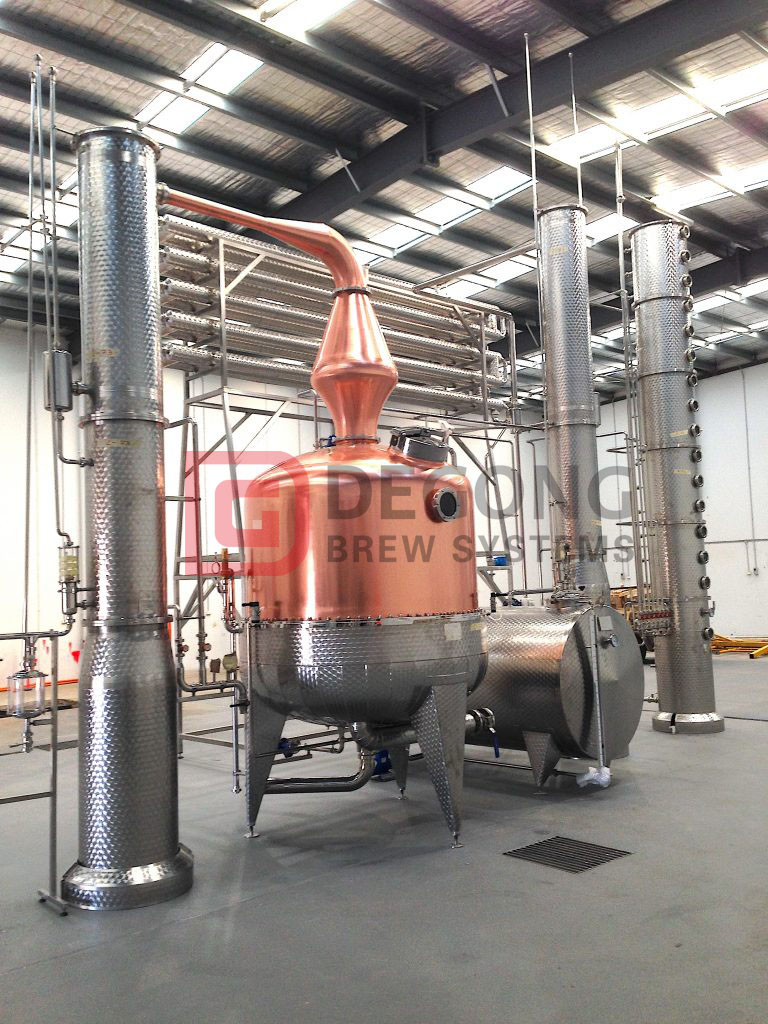 VodkaLight, à Gaitneau, Québec, Canada a un distillateur DEGONG de 2 000 litres, 2 colonnes, ainsi qu'un Distillery Mash Tun avec un bac à grains, des cuves de fermentation, de mélange et de stockage