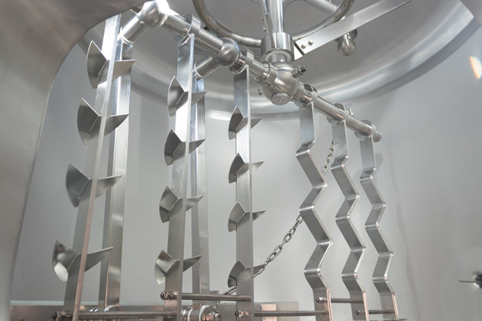 Syst&egrave;me de r&acirc;teau &agrave; l'int&eacute;rieur du r&eacute;servoir de pur&eacute;e / lauter