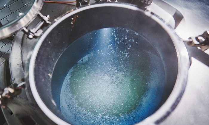 Pulv&eacute;risation d'eau pour nettoyer le r&eacute;servoir